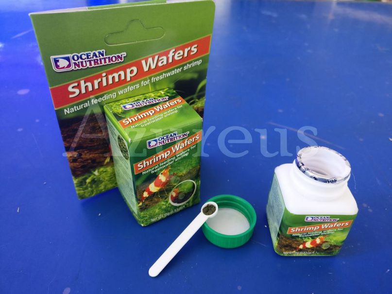 Las pastillas de Shrimp Wafers son muy cómodas de utilizar en los gambarios, sobre todo si tienes muy pocas gambitas, pues no polucionan el agua al ser tan pequeñas. ¡Y se las comen genial!