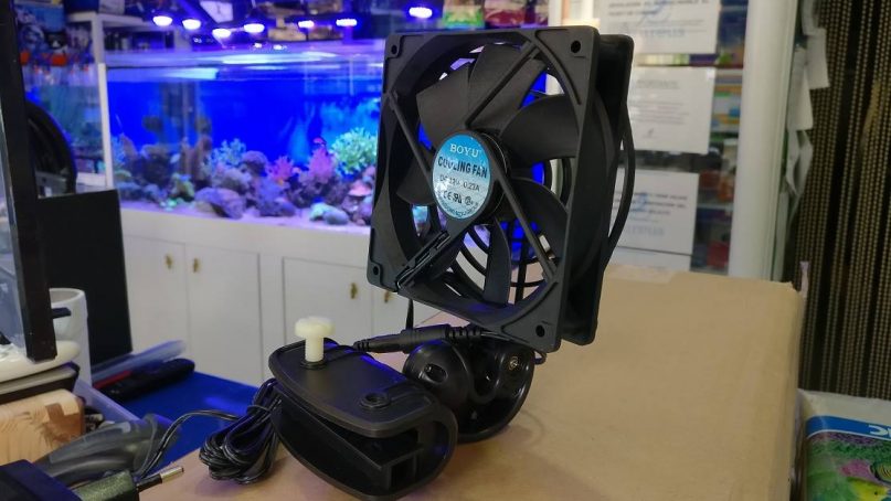 Con los ventiladores para acuarios de Boyu 120 A disfrutarás de un acuario a temperaturas normales incluso en los meses más cálidos del año. Y es que a partir de 28 ºC todos los habitantes del acuario lo pasan realmente mal! Un ventilador hará que la temperatura se mantenga bajo control en todo momento ;)